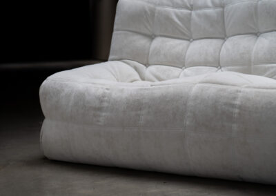 “Kashima” 2-seater sofa by Michel Ducaroy for Ligne Roset (France, 1970s). This example remains in original condition with the original off-white alcantara fabric. The fabric is in good vintage condition, the left side has a little more seat traces then the right side, but overall in very nice condition.