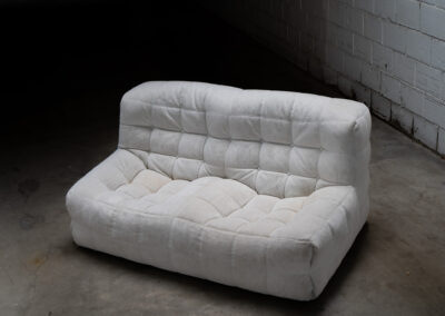 “Kashima” 2-seater sofa by Michel Ducaroy for Ligne Roset (France, 1970s). This example remains in original condition with the original off-white alcantara fabric. The fabric is in good vintage condition, the left side has a little more seat traces then the right side, but overall in very nice condition.