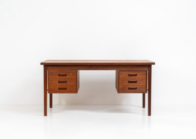 Freestanding writing desk by Gunnar Nielsen Tibergaard (Denmark, 1960s). A stunning large desk with lots of storage space and amazing sleek looks. It’s made out of teak and contains six drawers. The other side of the desk is finished with two open shelves so it can be placed in the center of a room. In very good condition.