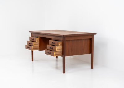 Freestanding writing desk by Gunnar Nielsen Tibergaard (Denmark, 1960s). A stunning large desk with lots of storage space and amazing sleek looks. It’s made out of teak and contains six drawers. The other side of the desk is finished with two open shelves so it can be placed in the center of a room. In very good condition.