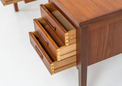 Freestanding writing desk by Gunnar Nielsen Tibergaard (Denmark, 1960s). A stunning large desk with lots of storage space and amazing sleek looks. It’s made out of teak and contains six drawers. The other side of the desk is finished with two open shelves so it can be placed in the center of a room. In very good condition.