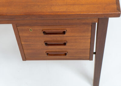 Freestanding writing desk by Gunnar Nielsen Tibergaard (Denmark, 1960s). A stunning large desk with lots of storage space and amazing sleek looks. It’s made out of teak and contains six drawers. The other side of the desk is finished with two open shelves so it can be placed in the center of a room. In very good condition.