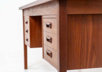Freestanding writing desk by Gunnar Nielsen Tibergaard (Denmark, 1960s). A stunning large desk with lots of storage space and amazing sleek looks. It’s made out of teak and contains six drawers. The other side of the desk is finished with two open shelves so it can be placed in the center of a room. In very good condition.
