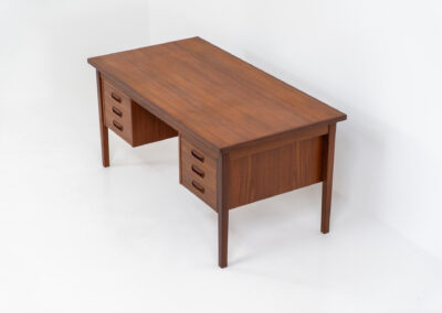 Freestanding writing desk by Gunnar Nielsen Tibergaard (Denmark, 1960s). A stunning large desk with lots of storage space and amazing sleek looks. It’s made out of teak and contains six drawers. The other side of the desk is finished with two open shelves so it can be placed in the center of a room. In very good condition.