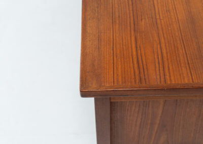 Freestanding writing desk by Gunnar Nielsen Tibergaard (Denmark, 1960s). A stunning large desk with lots of storage space and amazing sleek looks. It’s made out of teak and contains six drawers. The other side of the desk is finished with two open shelves so it can be placed in the center of a room. In very good condition.