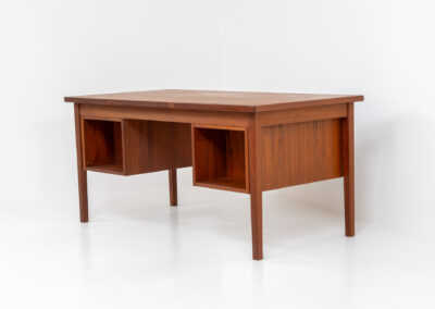 Freestanding writing desk by Gunnar Nielsen Tibergaard (Denmark, 1960s). A stunning large desk with lots of storage space and amazing sleek looks. It’s made out of teak and contains six drawers. The other side of the desk is finished with two open shelves so it can be placed in the center of a room. In very good condition.