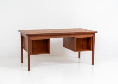 Freestanding writing desk by Gunnar Nielsen Tibergaard (Denmark, 1960s). A stunning large desk with lots of storage space and amazing sleek looks. It’s made out of teak and contains six drawers. The other side of the desk is finished with two open shelves so it can be placed in the center of a room. In very good condition.