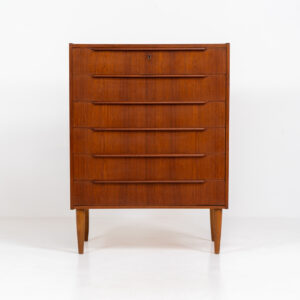 Beautiful chest of drawers in teak (Denmark, 1960s). It contains six drawers with beautiful sculpted handles. It’s in very good condition with some visible traces of age.