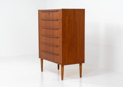 Beautiful chest of drawers in teak (Denmark, 1960s). It contains six drawers with beautiful sculpted handles. It’s in very good condition with some visible traces of age.