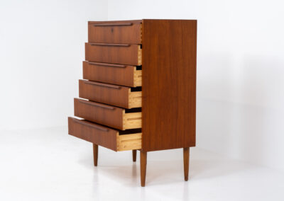 Beautiful chest of drawers in teak (Denmark, 1960s). It contains six drawers with beautiful sculpted handles. It’s in very good condition with some visible traces of age.