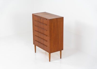 Beautiful chest of drawers in teak (Denmark, 1960s). It contains six drawers with beautiful sculpted handles. It’s in very good condition with some visible traces of age.