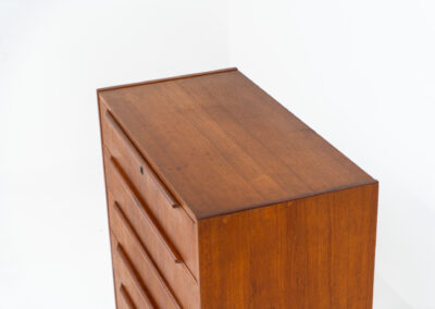 Beautiful chest of drawers in teak (Denmark, 1960s). It contains six drawers with beautiful sculpted handles. It’s in very good condition with some visible traces of age.