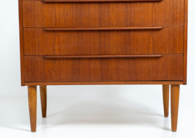 Beautiful chest of drawers in teak (Denmark, 1960s). It contains six drawers with beautiful sculpted handles. It’s in very good condition with some visible traces of age.