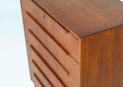 Beautiful chest of drawers in teak (Denmark, 1960s). It contains six drawers with beautiful sculpted handles. It’s in very good condition with some visible traces of age.
