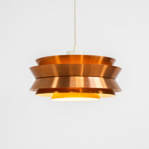 Copper plated “Trava” pendant light by Carl Thore for Granhaga (Sweden, 1960s). A sleek design classic featuring five copper plated aluminium shades. The Trava model is known for its timeless elegance and sophisticated appearance. In good vintage condition with some visible age marks and scratches.