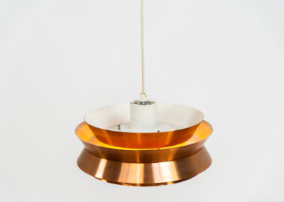 Copper plated “Trava” pendant light by Carl Thore for Granhaga (Sweden, 1960s). A sleek design classic featuring five copper plated aluminium shades. The Trava model is known for its timeless elegance and sophisticated appearance. In good vintage condition with some visible age marks and scratches.