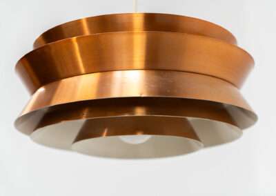 Copper plated “Trava” pendant light by Carl Thore for Granhaga (Sweden, 1960s). A sleek design classic featuring five copper plated aluminium shades. The Trava model is known for its timeless elegance and sophisticated appearance. In good vintage condition with some visible age marks and scratches.