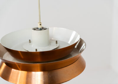 Copper plated “Trava” pendant light by Carl Thore for Granhaga (Sweden, 1960s). A sleek design classic featuring five copper plated aluminium shades. The Trava model is known for its timeless elegance and sophisticated appearance. In good vintage condition with some visible age marks and scratches.