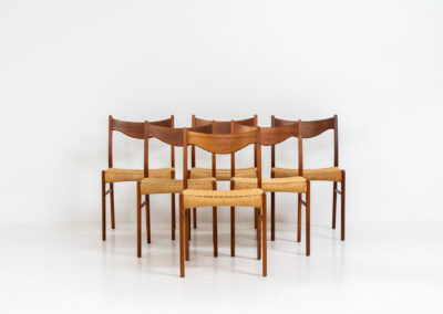 Set of 6 hard to find “GS61” paper cord chairs by Arne Wahl Iversen for Glyngøre (Denmark, 1960s). A wonderful design featuring elegant teak frames and a woven Danish paper cord seat, creating a harmonious balance between form and function. They definitely showcase Iversen’s mastery of craftsmanship. The chairs are in original and very condition with some using traces related to their age.