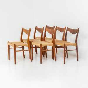 Set of 6 hard to find “GS61” paper cord chairs by Arne Wahl Iversen for Glyngøre (Denmark, 1960s). A wonderful design featuring elegant teak frames and a woven Danish paper cord seat, creating a harmonious balance between form and function. They definitely showcase Iversen’s mastery of craftsmanship. The chairs are in original and very condition with some using traces related to their age.