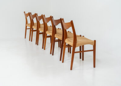 Set of 6 hard to find “GS61” paper cord chairs by Arne Wahl Iversen for Glyngøre (Denmark, 1960s). A wonderful design featuring elegant teak frames and a woven Danish paper cord seat, creating a harmonious balance between form and function. They definitely showcase Iversen’s mastery of craftsmanship. The chairs are in original and very condition with some using traces related to their age.