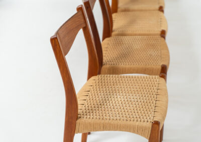 Set of 6 hard to find “GS61” paper cord chairs by Arne Wahl Iversen for Glyngøre (Denmark, 1960s). A wonderful design featuring elegant teak frames and a woven Danish paper cord seat, creating a harmonious balance between form and function. They definitely showcase Iversen’s mastery of craftsmanship. The chairs are in original and very condition with some using traces related to their age.