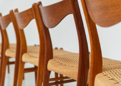 Set of 6 hard to find “GS61” paper cord chairs by Arne Wahl Iversen for Glyngøre (Denmark, 1960s). A wonderful design featuring elegant teak frames and a woven Danish paper cord seat, creating a harmonious balance between form and function. They definitely showcase Iversen’s mastery of craftsmanship. The chairs are in original and very condition with some using traces related to their age.