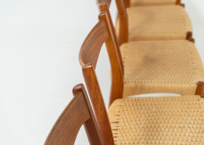 Set of 6 hard to find “GS61” paper cord chairs by Arne Wahl Iversen for Glyngøre (Denmark, 1960s). A wonderful design featuring elegant teak frames and a woven Danish paper cord seat, creating a harmonious balance between form and function. They definitely showcase Iversen’s mastery of craftsmanship. The chairs are in original and very condition with some using traces related to their age.
