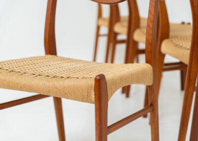 Set of 6 hard to find “GS61” paper cord chairs by Arne Wahl Iversen for Glyngøre (Denmark, 1960s). A wonderful design featuring elegant teak frames and a woven Danish paper cord seat, creating a harmonious balance between form and function. They definitely showcase Iversen’s mastery of craftsmanship. The chairs are in original and very condition with some using traces related to their age.
