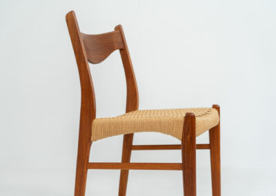 Set of 6 hard to find “GS61” paper cord chairs by Arne Wahl Iversen for Glyngøre (Denmark, 1960s). A wonderful design featuring elegant teak frames and a woven Danish paper cord seat, creating a harmonious balance between form and function. They definitely showcase Iversen’s mastery of craftsmanship. The chairs are in original and very condition with some using traces related to their age.