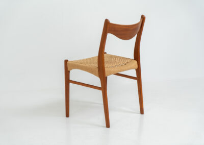 Set of 6 hard to find “GS61” paper cord chairs by Arne Wahl Iversen for Glyngøre (Denmark, 1960s). A wonderful design featuring elegant teak frames and a woven Danish paper cord seat, creating a harmonious balance between form and function. They definitely showcase Iversen’s mastery of craftsmanship. The chairs are in original and very condition with some using traces related to their age.