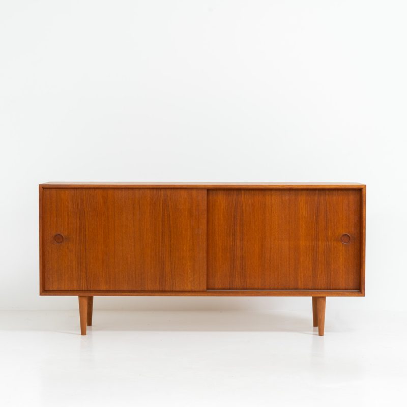 Teak sideboard by Lothar Wegner (Germany, 1960s). A sleek and minimalistic design, as we are used to from Lothar Wegner. It has subtle round inset handles and a beautiful warm woodgrain. Featuring two sliding doors and two shelves on the inside. It’s not very deep so it doesn’t take up much space in the room. In very good condition!