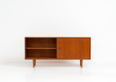 Teak sideboard by Lothar Wegner (Germany, 1960s). A sleek and minimalistic design, as we are used to from Lothar Wegner. It has subtle round inset handles and a beautiful warm woodgrain. Featuring two sliding doors and two shelves on the inside. It’s not very deep so it doesn’t take up much space in the room. In very good condition!