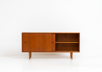 Teak sideboard by Lothar Wegner (Germany, 1960s). A sleek and minimalistic design, as we are used to from Lothar Wegner. It has subtle round inset handles and a beautiful warm woodgrain. Featuring two sliding doors and two shelves on the inside. It’s not very deep so it doesn’t take up much space in the room. In very good condition!