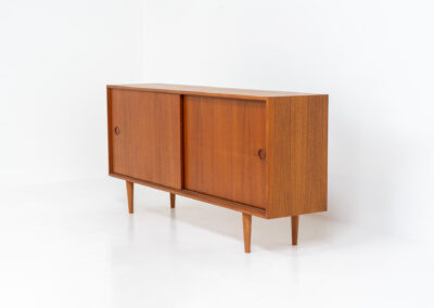 Teak sideboard by Lothar Wegner (Germany, 1960s). A sleek and minimalistic design, as we are used to from Lothar Wegner. It has subtle round inset handles and a beautiful warm woodgrain. Featuring two sliding doors and two shelves on the inside. It’s not very deep so it doesn’t take up much space in the room. In very good condition!