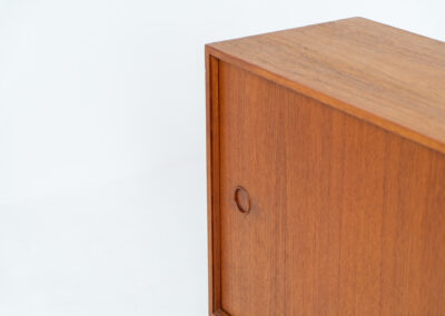 Teak sideboard by Lothar Wegner (Germany, 1960s). A sleek and minimalistic design, as we are used to from Lothar Wegner. It has subtle round inset handles and a beautiful warm woodgrain. Featuring two sliding doors and two shelves on the inside. It’s not very deep so it doesn’t take up much space in the room. In very good condition!