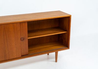 Teak sideboard by Lothar Wegner (Germany, 1960s). A sleek and minimalistic design, as we are used to from Lothar Wegner. It has subtle round inset handles and a beautiful warm woodgrain. Featuring two sliding doors and two shelves on the inside. It’s not very deep so it doesn’t take up much space in the room. In very good condition!