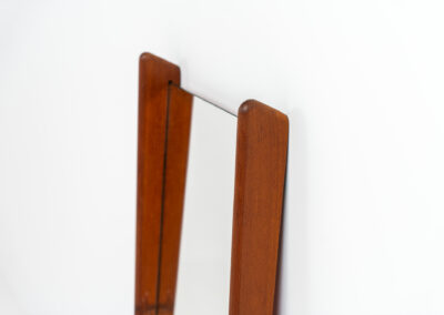 Beautiful Mid-Century wall mirror (Denmark, 1960s). It consists of a nicely rounded asymmetrical frame in solid teak. Both the glass and the wood are in very good condition.