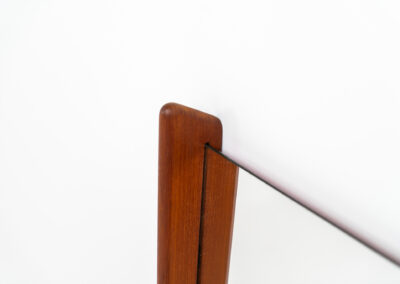 Beautiful Mid-Century wall mirror (Denmark, 1960s). It consists of a nicely rounded asymmetrical frame in solid teak. Both the glass and the wood are in very good condition.