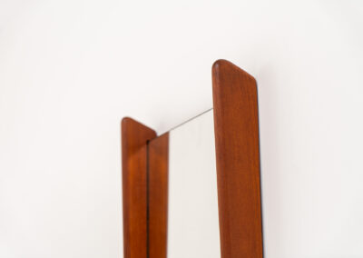 Beautiful Mid-Century wall mirror (Denmark, 1960s). It consists of a nicely rounded asymmetrical frame in solid teak. Both the glass and the wood are in very good condition.