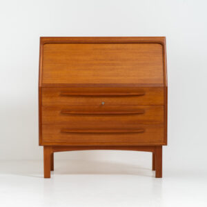 Rare secretary by Bernhard Pedersen & Son (Denmark, 1960s). This is an example of high quality Danish craftsmanship. It features stunning aesthetics and nifty details like the tambour door that opens automatically if you pull the upper drawer or the slidable tray inside the upper drawer. It is in very good condition and marked by the maker on the bottom.
