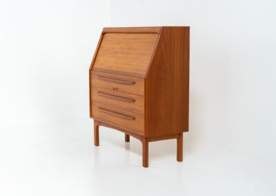 Rare secretary by Bernhard Pedersen & Son (Denmark, 1960s). This is an example of high quality Danish craftsmanship. It features stunning aesthetics and nifty details like the tambour door that opens automatically if you pull the upper drawer or the slidable tray inside the upper drawer. It is in very good condition and marked by the maker on the bottom.