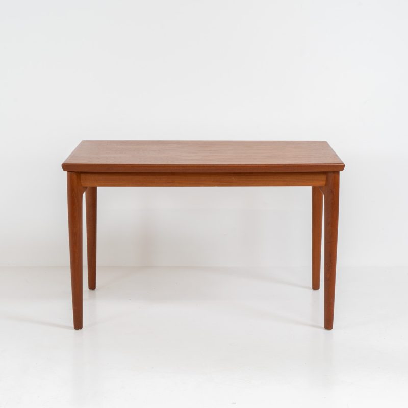 Extendable dining table by Grete Jalk for Glostrup (Denmark, 1960s). A well-know piece by one of Denmarks most prominent designers, Grete Jalk. This teak beauty features signature sculpted legs, nicely rounded solid edges and a unique boat shaped table top with a mesmerizing woodgrain. It is easily extendable with two draw leaves that are cleverly stored underneath the table top. This piece presents itself in amazing condition!