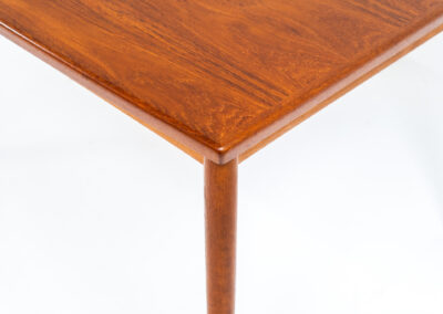 Extendable dining table by Grete Jalk for Glostrup (Denmark, 1960s). A well-know piece by one of Denmarks most prominent designers, Grete Jalk. This teak beauty features signature sculpted legs, nicely rounded solid edges and a unique boat shaped table top with a mesmerizing woodgrain. It is easily extendable with two draw leaves that are cleverly stored underneath the table top. This piece presents itself in amazing condition!