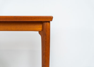 Extendable dining table by Grete Jalk for Glostrup (Denmark, 1960s). A well-know piece by one of Denmarks most prominent designers, Grete Jalk. This teak beauty features signature sculpted legs, nicely rounded solid edges and a unique boat shaped table top with a mesmerizing woodgrain. It is easily extendable with two draw leaves that are cleverly stored underneath the table top. This piece presents itself in amazing condition!