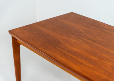 Extendable dining table by Grete Jalk for Glostrup (Denmark, 1960s). A well-know piece by one of Denmarks most prominent designers, Grete Jalk. This teak beauty features signature sculpted legs, nicely rounded solid edges and a unique boat shaped table top with a mesmerizing woodgrain. It is easily extendable with two draw leaves that are cleverly stored underneath the table top. This piece presents itself in amazing condition!