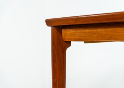 Extendable dining table by Grete Jalk for Glostrup (Denmark, 1960s). A well-know piece by one of Denmarks most prominent designers, Grete Jalk. This teak beauty features signature sculpted legs, nicely rounded solid edges and a unique boat shaped table top with a mesmerizing woodgrain. It is easily extendable with two draw leaves that are cleverly stored underneath the table top. This piece presents itself in amazing condition!