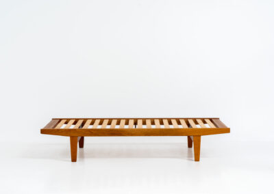 “H9” daybed in oak by Poul M. Volther for FDB Møbler (Denmark, 1960s). A wonderful large daybed featuring an oak slatted base with a stunning woodgrain and a spring matras reupholstered in a high quality off-white fabric. This piece presents itself in splendid condition! Stamped by maker on the bottom.