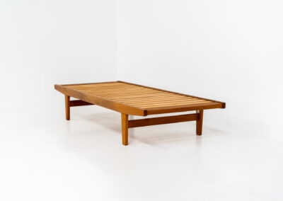“H9” daybed in oak by Poul M. Volther for FDB Møbler (Denmark, 1960s). A wonderful large daybed featuring an oak slatted base with a stunning woodgrain and a spring matras reupholstered in a high quality off-white fabric. This piece presents itself in splendid condition! Stamped by maker on the bottom.