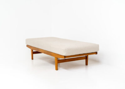 “H9” daybed in oak by Poul M. Volther for FDB Møbler (Denmark, 1960s). A wonderful large daybed featuring an oak slatted base with a stunning woodgrain and a spring matras reupholstered in a high quality off-white fabric. This piece presents itself in splendid condition! Stamped by maker on the bottom.